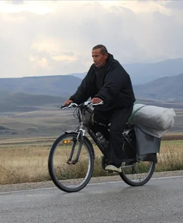 dunya-barisi-icin-sivas-i-bisikletiyle-gezdi-146144.webp.webp