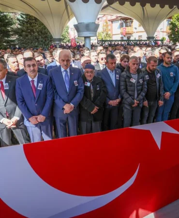 sehit-taksici-son-yolculuguna-ugurlandi-819433.webp.webp