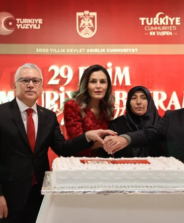 sivas-ta-cumhuriyet-pastasi-sehit-polisin-ailesiyle-kesildi-538942.webp.webp
