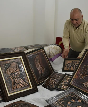 sivas-ta-hicbir-egitim-almadan-sanatini-icra-eden-murat-keskin-bakir-rolyef-eserlerini-millet-kutuph.webp.webp