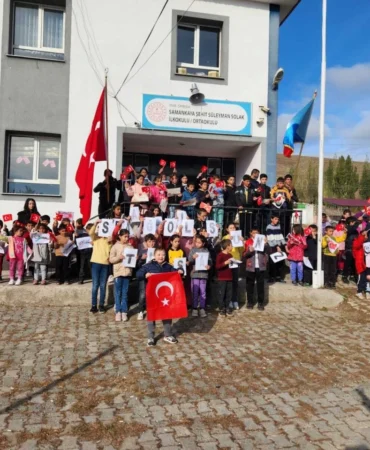 sivas-ta-minik-ogrenciler-tusas-sehitlerini-andi-893496.webp.webp