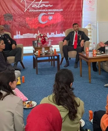 sivas-ta-teror-ve-kibris-gazileri-ogrencilerle-bulustu-duygusal-anlar-yasandi-242875.webp.webp