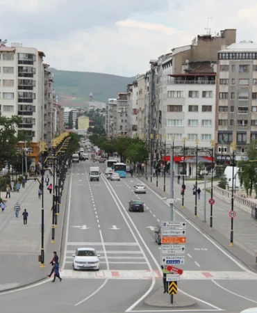 sivas-ta-trafik-kesmekesi-artarak-devam-edecek-sayi-200-bine-dayandi-418806.webp.webp