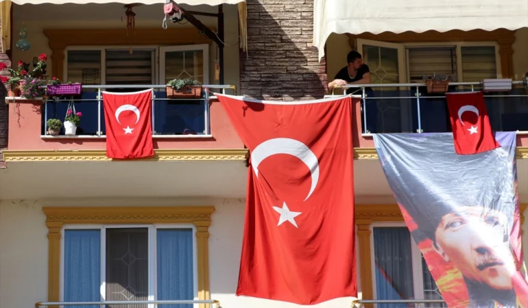 sivas-valiligi-nden-cagri-var-ev-ve-is-yerlerini-bayrakla-donatin-640551.webp.webp