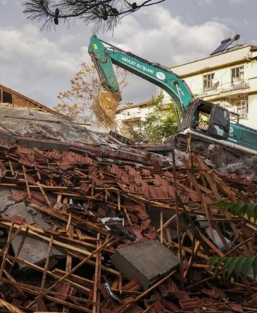 balikesirde-deprem-enkazi-kaldirma-calismalari-basladi.jpg