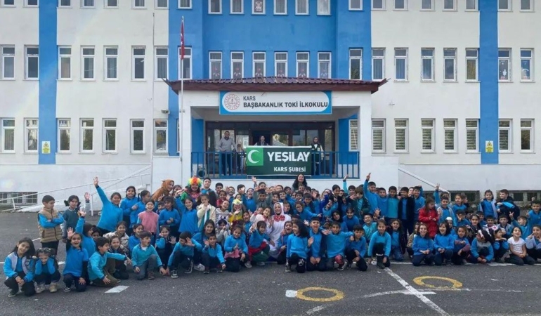Yeşilay, Kars’ta Minik Öğrencilere Neşe Saçtı!