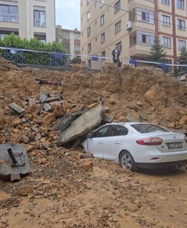 istanbul-istinat-duvari-park-halindeki-araclarin-uzerine-coktu.jpg