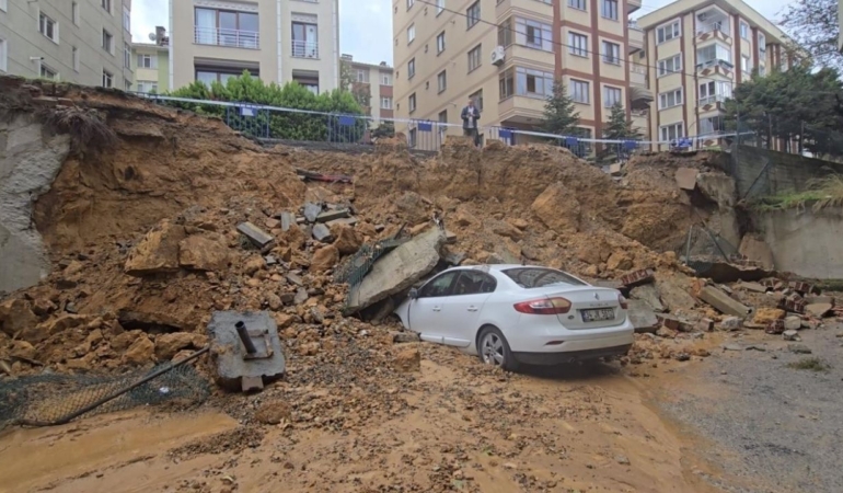 İstanbul’da İstinat Duvarı Çöktü, Araçlar Zarar Gördü!