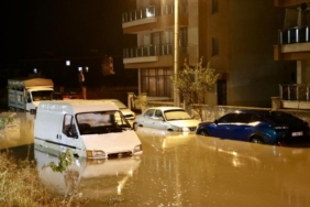 izmir-bergamada-saganak-yasami-felc-etti.jpg