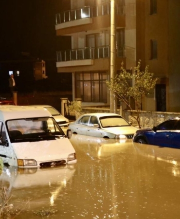 izmir-bergamada-saganak-yasami-felc-etti.jpg