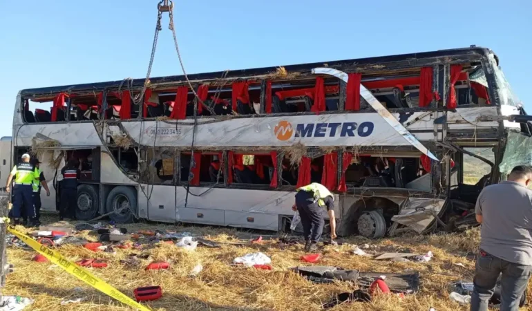 merzifonda-yolcu-otobusu-devrildi-46-yarali-106a58a974c6123.webp.webp