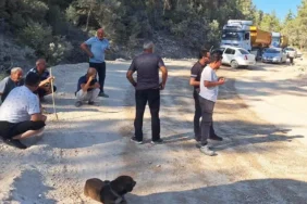 muhtar-yolu-kapatti-tas-ocagi-kamyonlarina-mahallelinin-tepkisi-106a594b2263954.webp.webp