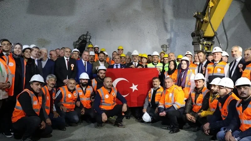 camlihemsin-tuneli-aciliyor-aydere-ulasim-20-dakika-106a82c6ea54963.webp.webp