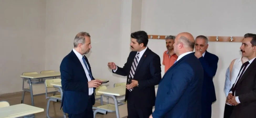 hopa-kaymakami-karakaya-okullarda-incelemelerde-bulundu-106a8edda0a3dca.webp.webp