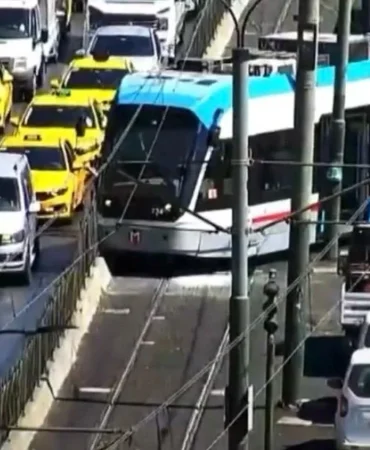 t1-kabatas-bagcilar-hattinda-tramvay-raydan-cikti-106a86d2bee3a5d.webp.webp