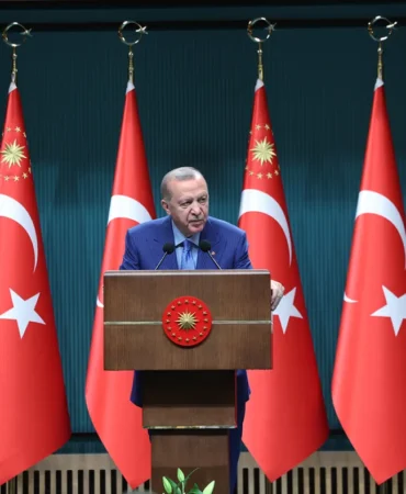 cumhurbaskani-erdogan-milletin-hakkina-el-uzatan-karsisinda-bizi-bulur-106abac4c2c480f.webp.webp