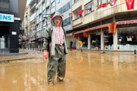 pazarda-yagis-sonrasi-temizlik-seferberligi-106aae6de73fa01.webp.webp