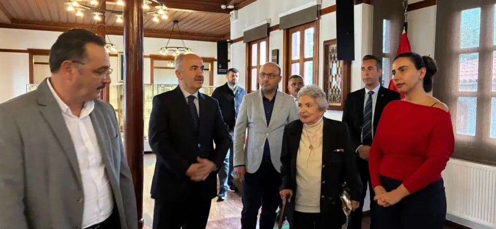 rize-belediye-baskani-metinden-satranc-muzesine-ziyaret-106abb89f6c22dd.webp.webp