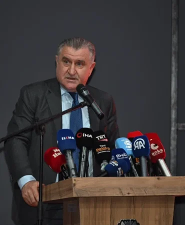 12-malatya-kitap-fuari-bakan-bakin-katilimiyla-acildi-106adb6b0f62dac.webp.webp