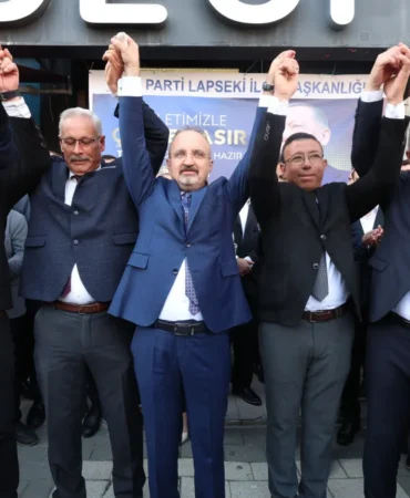 bakan-yardimcisi-turan-ak-partiye-katilan-uc-muhtar-ve-cahit-bolelliye-rozet-takti-106addc6c965ce3.webp.webp