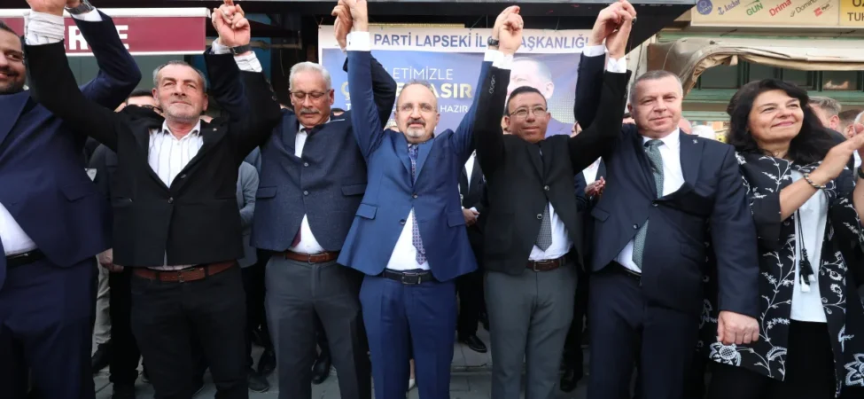 bakan-yardimcisi-turan-ak-partiye-katilan-uc-muhtar-ve-cahit-bolelliye-rozet-takti-106addc6c965ce3.webp.webp
