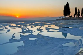 beyaz-travertenlerden-antik-kente-pamukkale-106abf59aa4d9f7.webp.webp