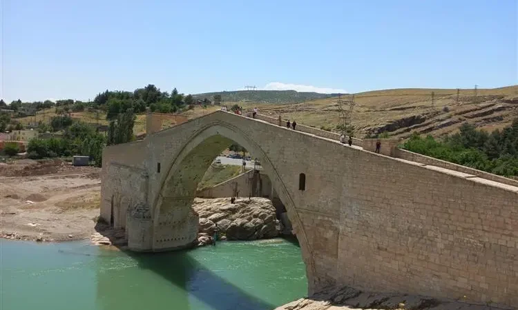 diyarbakirin-asirlik-mirasi-malabadi-koprusu-106ae5941e5176e.webp.webp