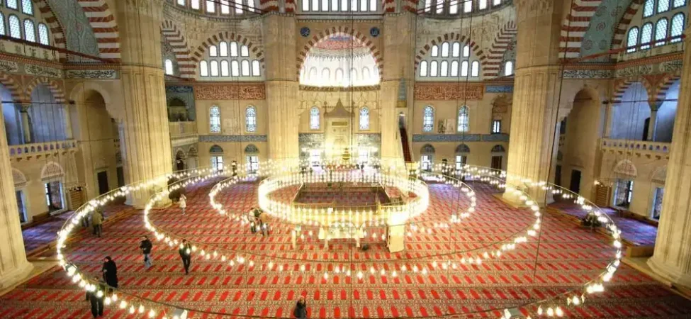 selimiye-camii-ve-kulliyesi-tarihin-izlerini-yasatiyor-106ac89535bb2cd.webp.webp