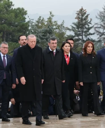 sunay-karamik-cumhurbaskani-erdogan-ile-birlikte-anitkabiri-ziyaret-etti-106ae378aa52a06.webp.webp